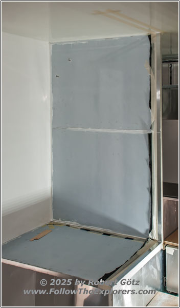 Shelter separation wall bathroom and aisle Shelter separation wall bathroom and aisle