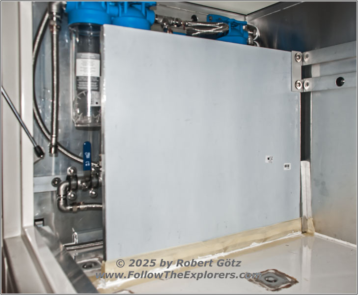 Shelter rear storage separation wall Shelter rear storage separation wall