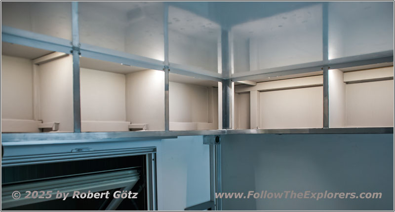 Koffer oberer Stauraum Bett foliert Koffer oberer Stauraum Bett foliert