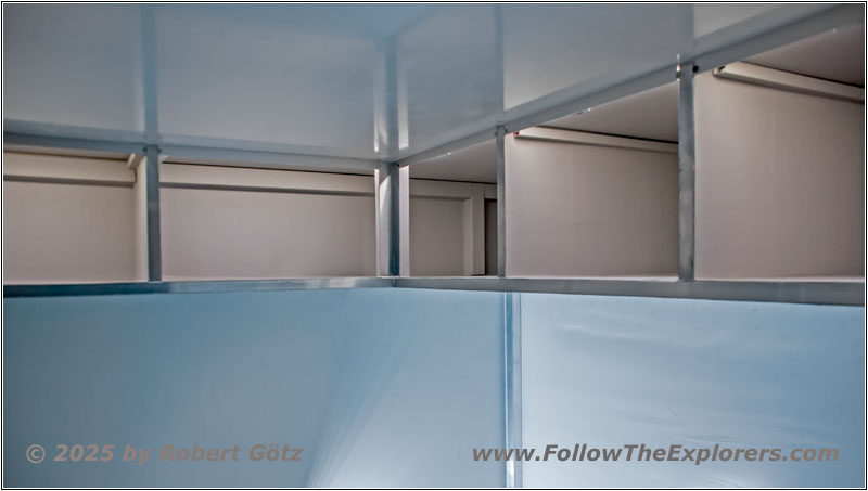 Koffer oberer Stauraum Bett foliert Koffer oberer Stauraum Bett foliert