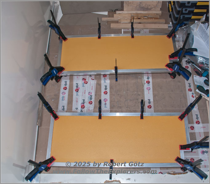 Shelter pedestal support seating Shelter pedestal support seating