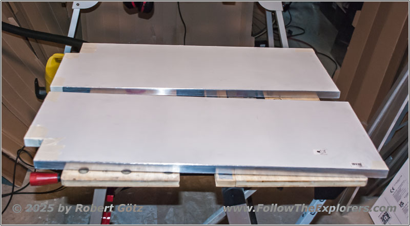 Shelter pedestal support seating Shelter pedestal support seating