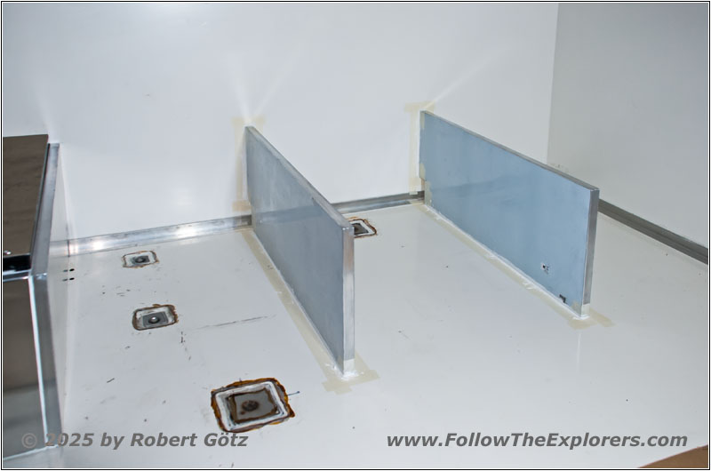 Shelter pedestal support seating Shelter pedestal support seating
