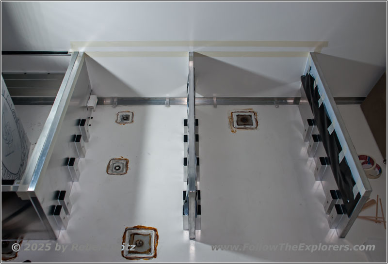 Shelter pedestal floor seating
