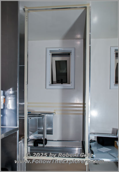 Koffer Luftkanal und Türrahmen Toilette