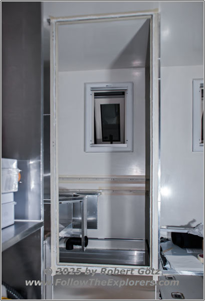 Koffer Luftkanal und Türrahmen Toilette