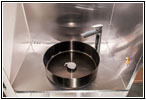 Koffer Bad Waschbecken und Wasserhahn