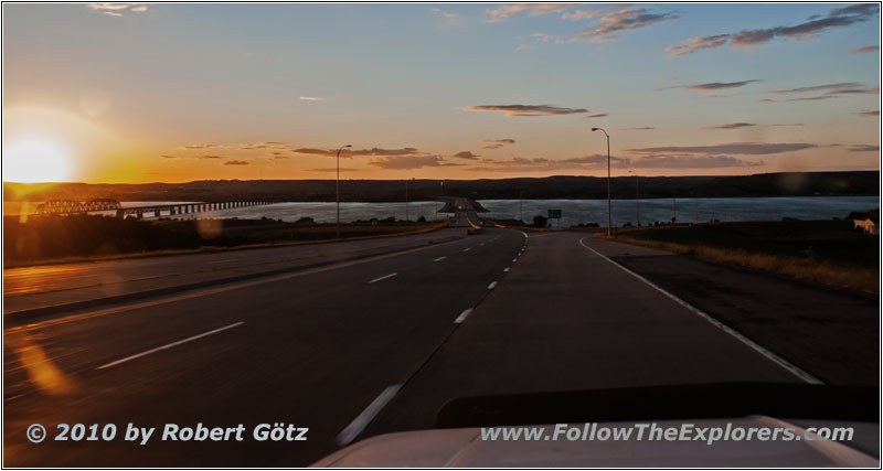 Sonnenuntergang Interstate 90, Missouri River, South Dakota Sonnenuntergang Interstate 90, Missouri River, South Dakota