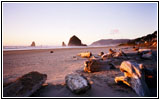 Sonnenuntergang Haystack Rock, Cannon Beach, Oregon